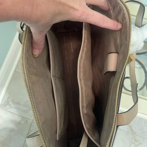 Michael Kors Tote Bag with Structured Design and Smooth Leather - Picture 6 of 14